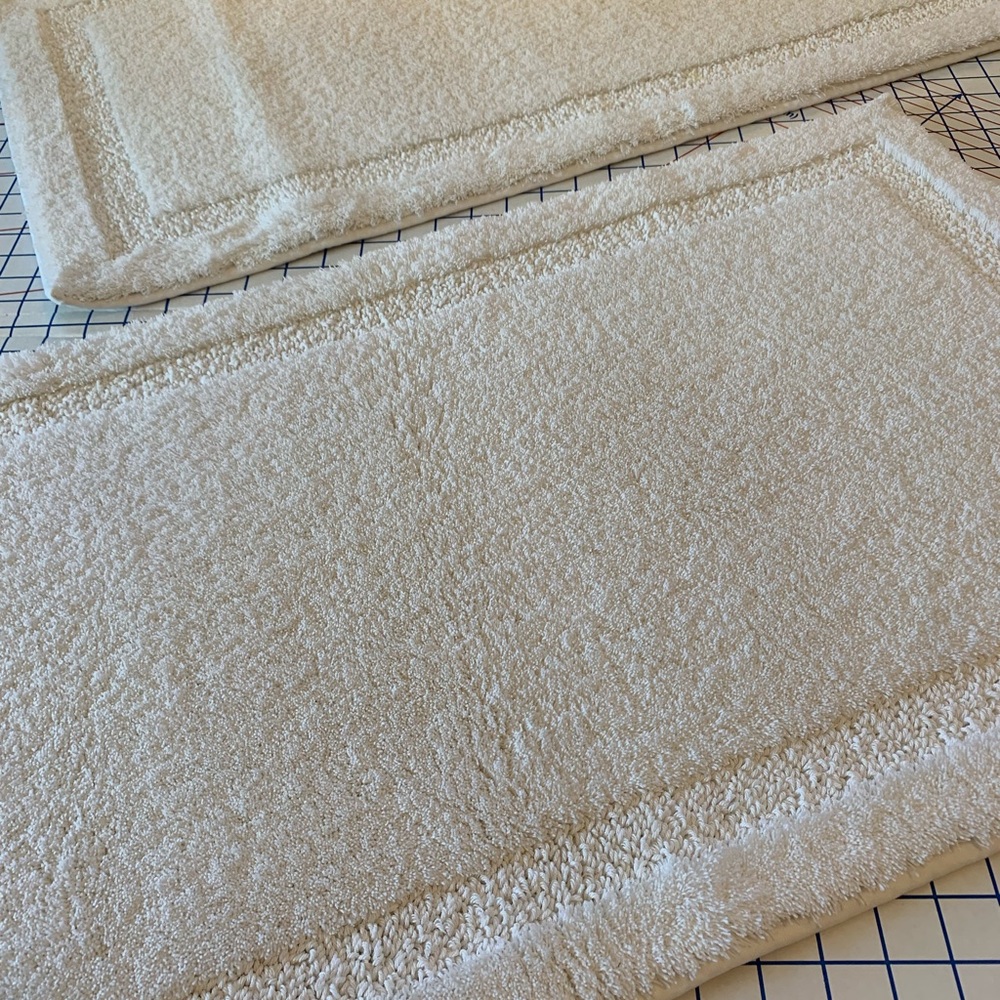 Luxurious White Bath Mat Set